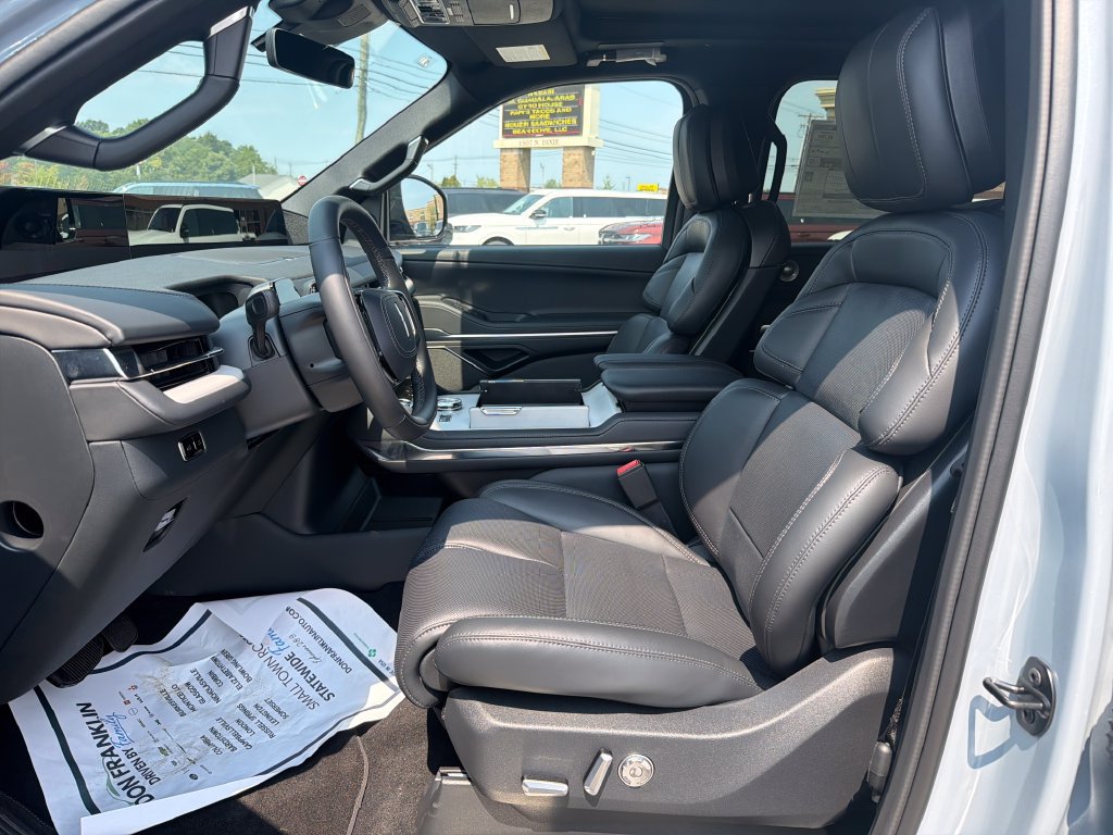 New 2027 Lincoln Navigator Reserve w/ Jet Appearance Package AWD/4WD image 13