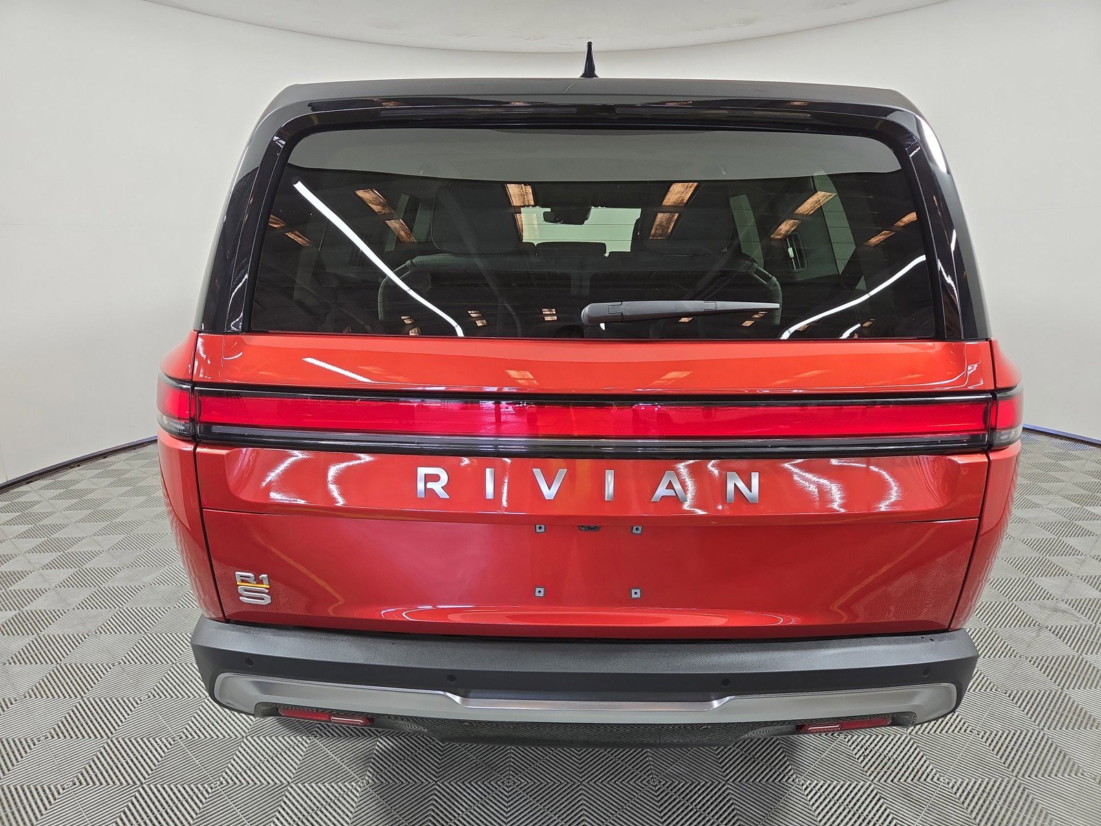 Used 2024 Rivian R1S Adventure AWD/4WD image 4