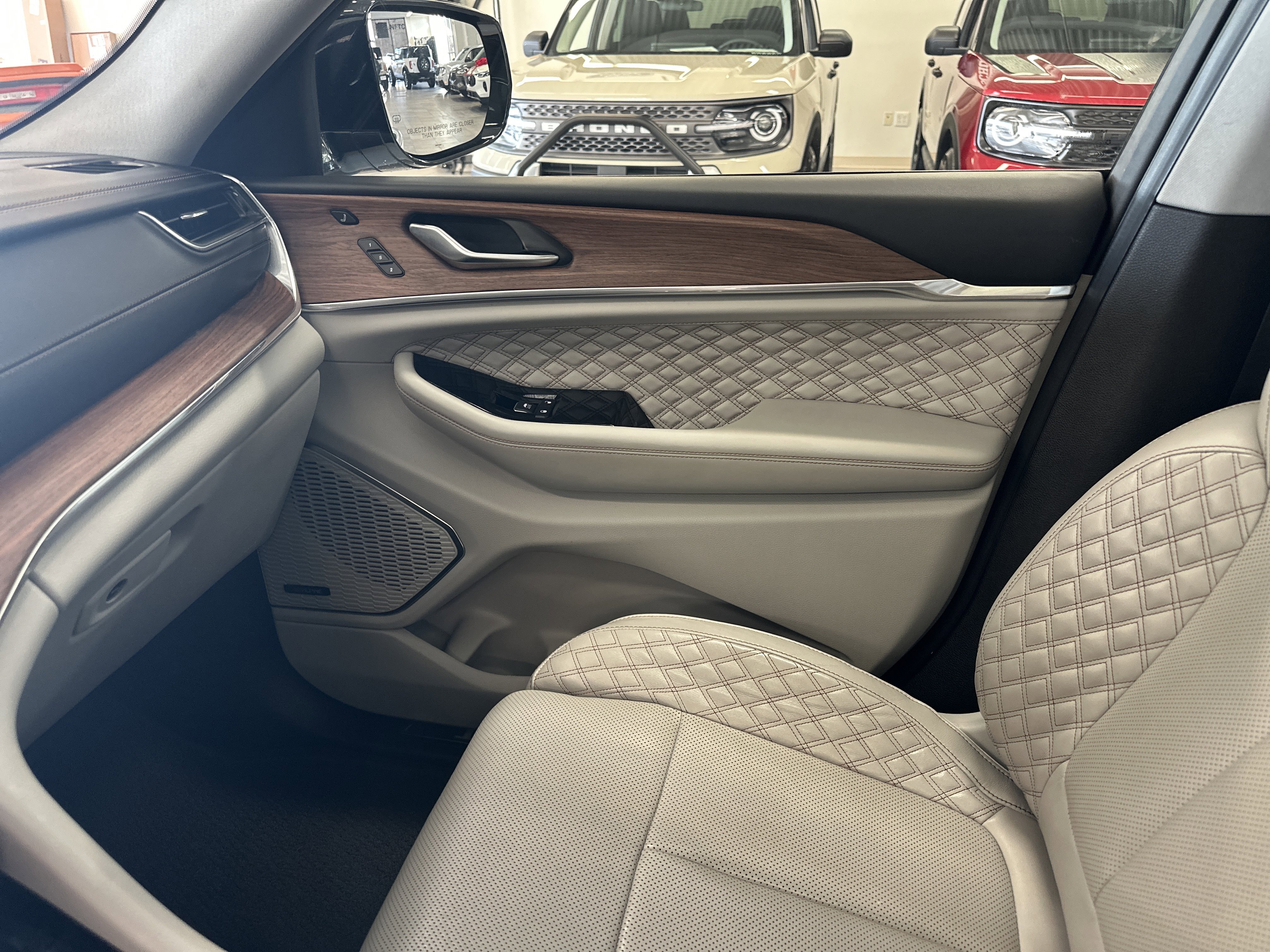Used 2023 Jeep Grand Cherokee L Summit w/ Advanced Protech Group IV image 27