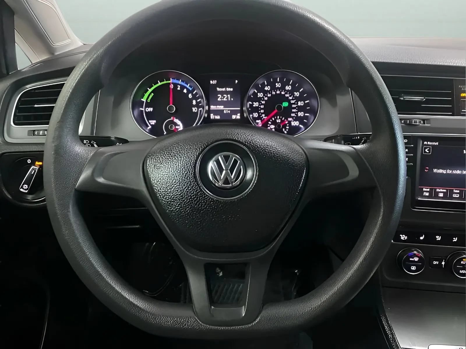 Used 2016 Volkswagen e-Golf SE w/ DC Fast Charging Package FWD image 17