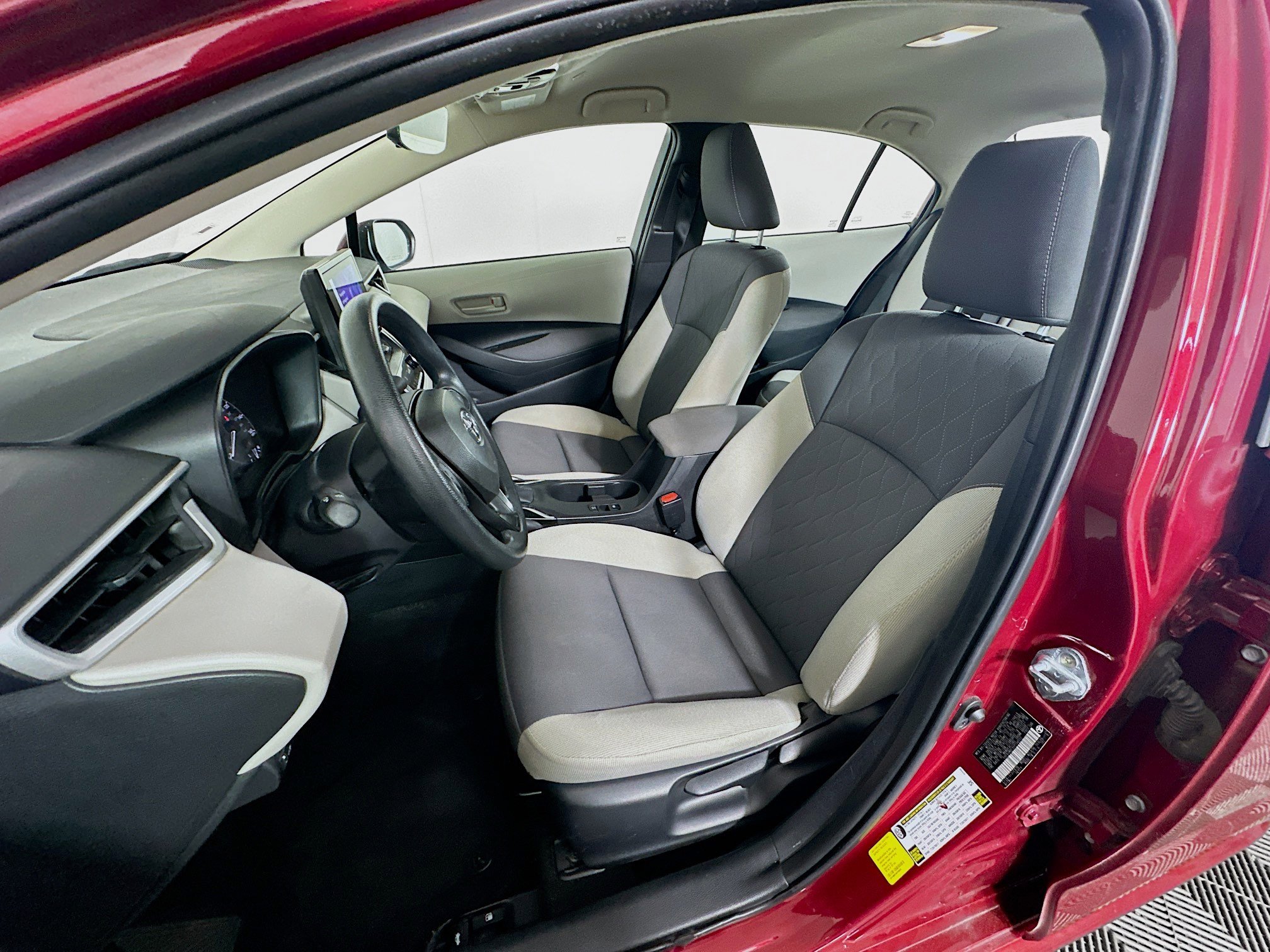 Used 2025 Toyota Corolla LE image 13