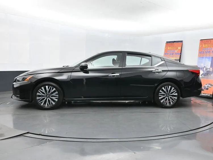 Used 2024 Nissan Altima 2.5 SV image 5