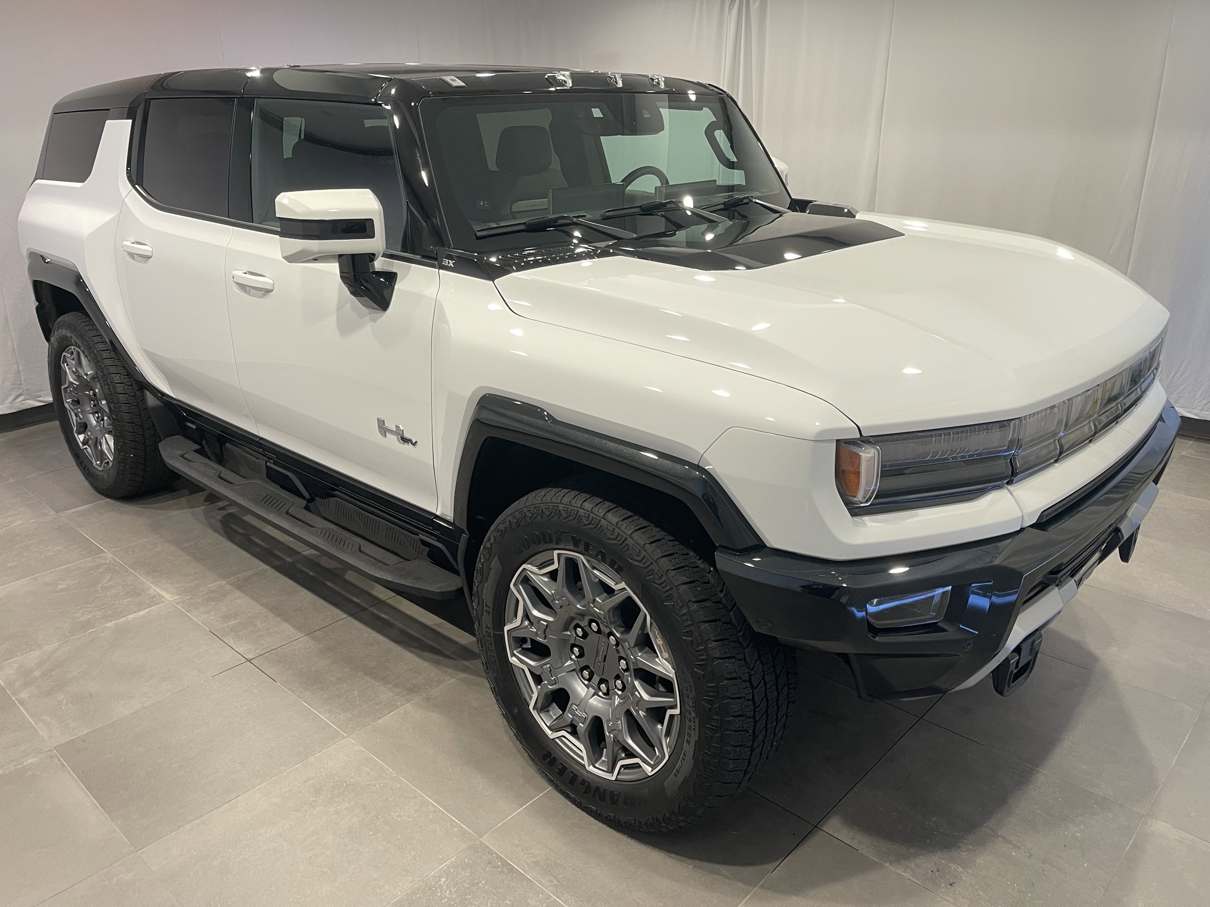 Used 2025 GMC Hummer EV 3X AWD/4WD image 3