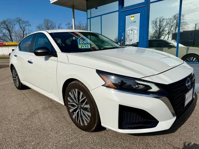 Used 2025 Nissan Altima 2.5 SV FWD image 2