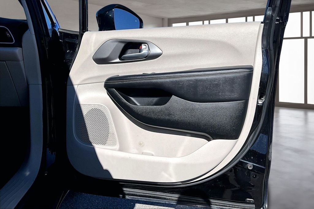 Used 2024 Chrysler Pacifica Touring-L image 28