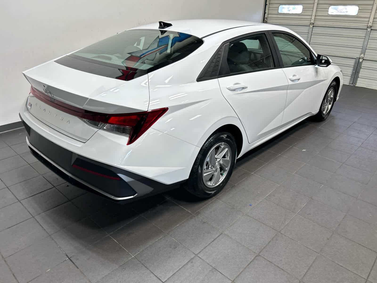 New 2026 Hyundai Elantra SE FWD image 3