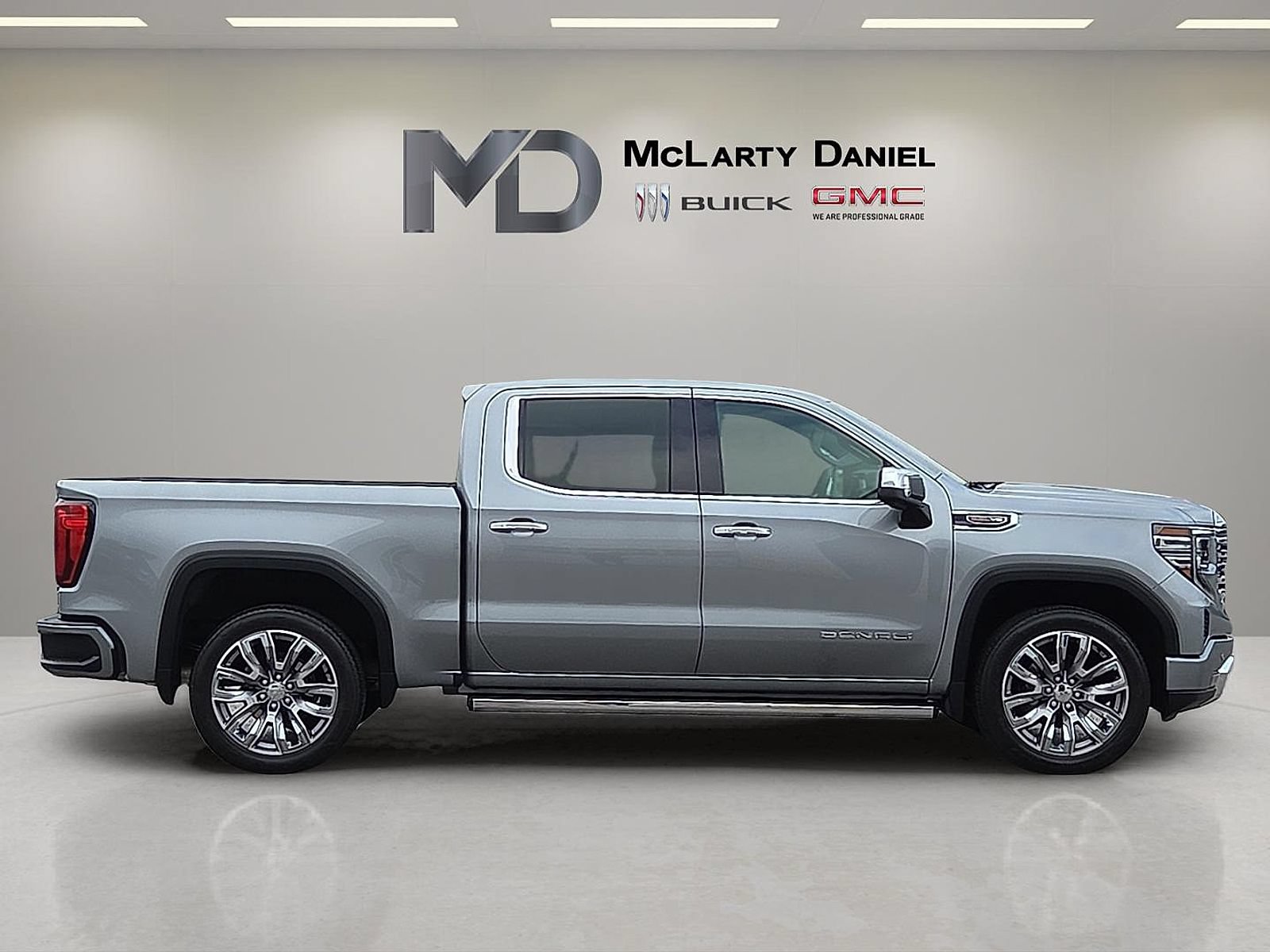 Certified 2023 GMC Sierra 1500 Denali w/ Denali Reserve Package AWD/4WD image 6