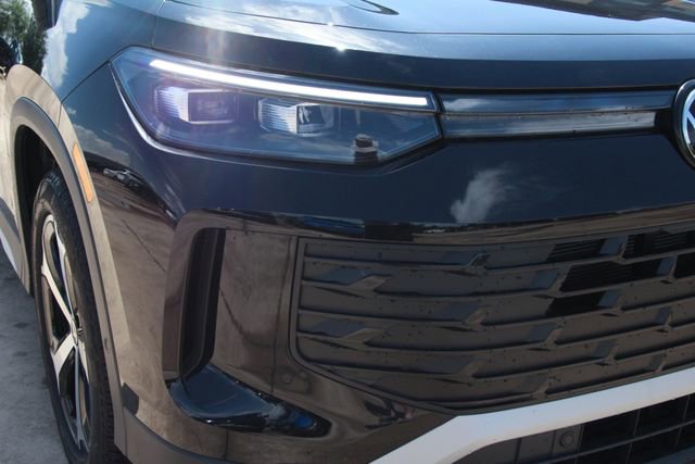 Certified 2025 Volkswagen Tiguan SE image 3