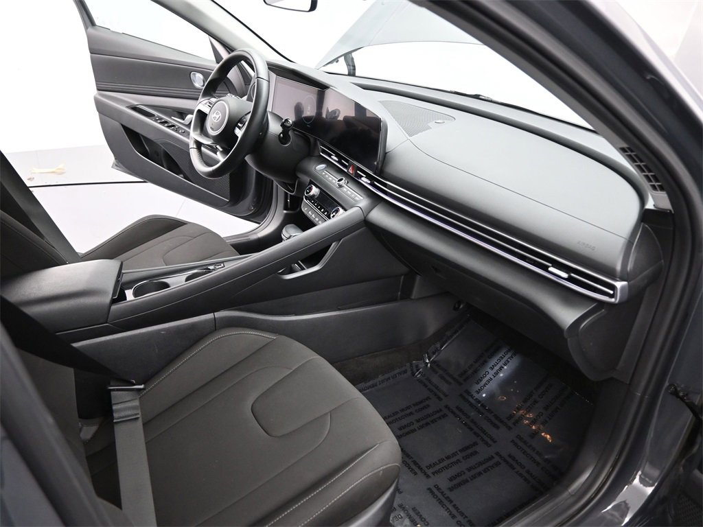 Used 2025 Hyundai Elantra SEL image 19