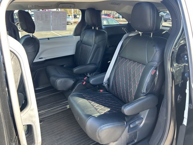 Used 2025 Toyota Sienna XLE image 16