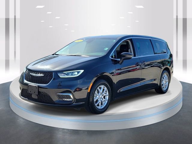 Used 2023 Chrysler Pacifica Touring-L FWD image 3