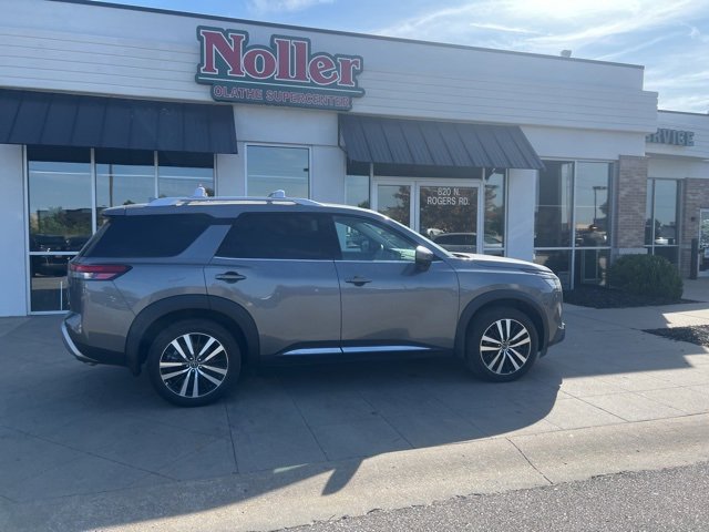 Used 2024 Nissan Pathfinder Platinum w/ Cargo Package image 3