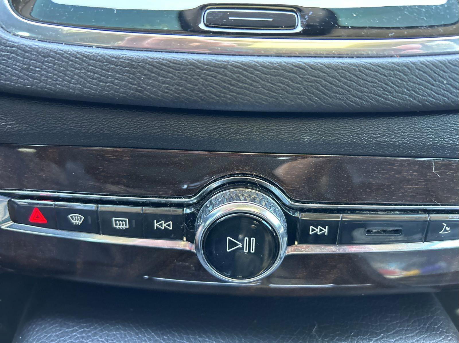 Used 2017 Volvo XC90 T6 Momentum w/ Vision Package image 30