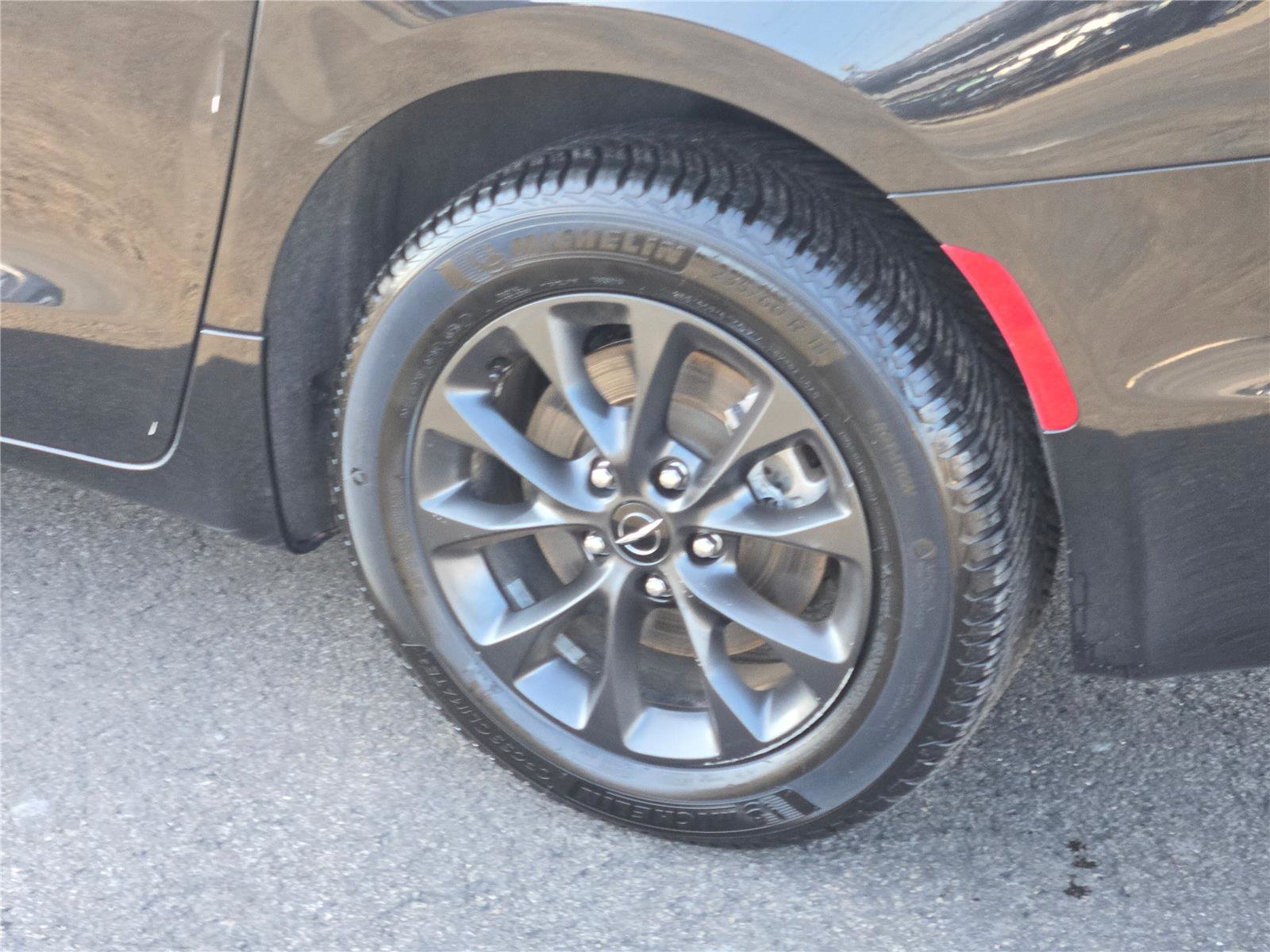 Certified 2021 Chrysler Pacifica Touring-L w/ Uconnect Theater Family Group image 4