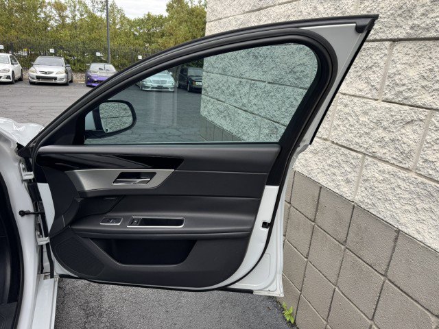 Used 2018 Jaguar XF Premium image 32