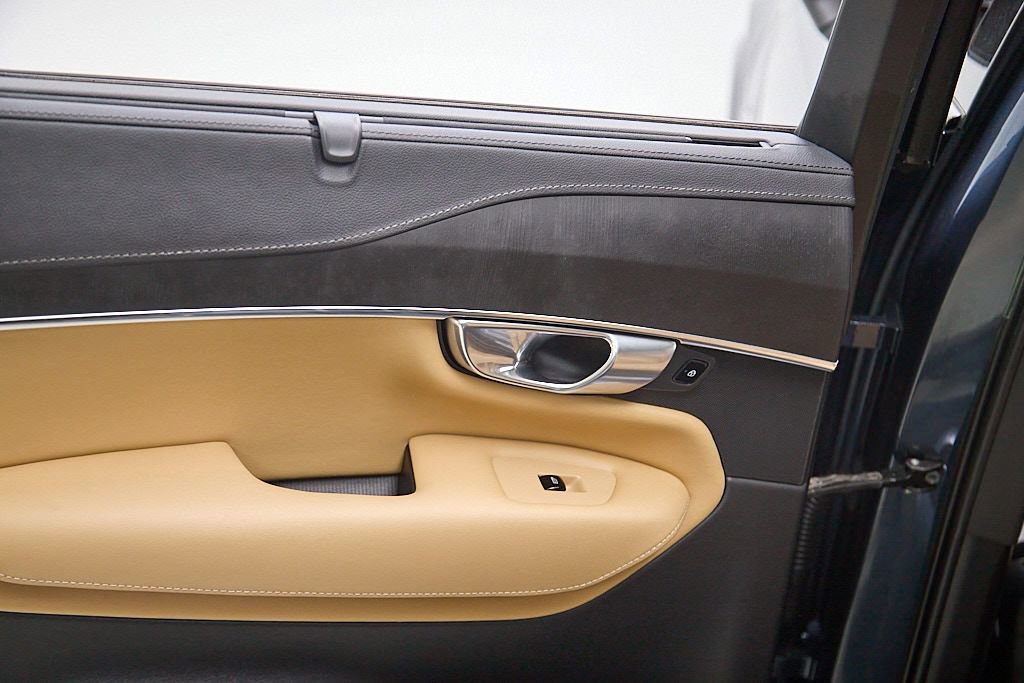 Certified 2023 Volvo XC90 T8 Ultimate w/ Protection Package Premier image 19