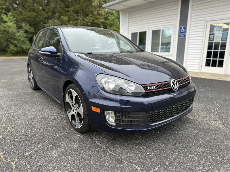 Used 2011 Volkswagen Golf 4-Door FWD image 2