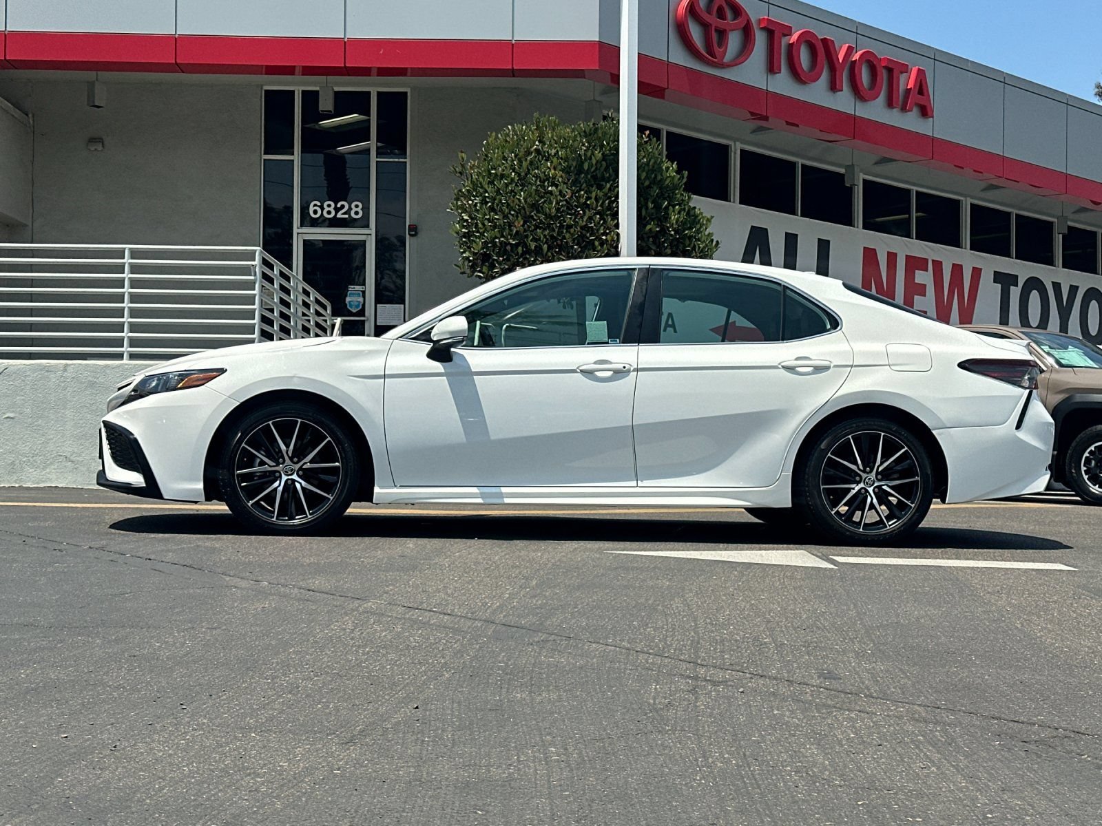 Used 2024 Toyota Camry SE FWD image 2