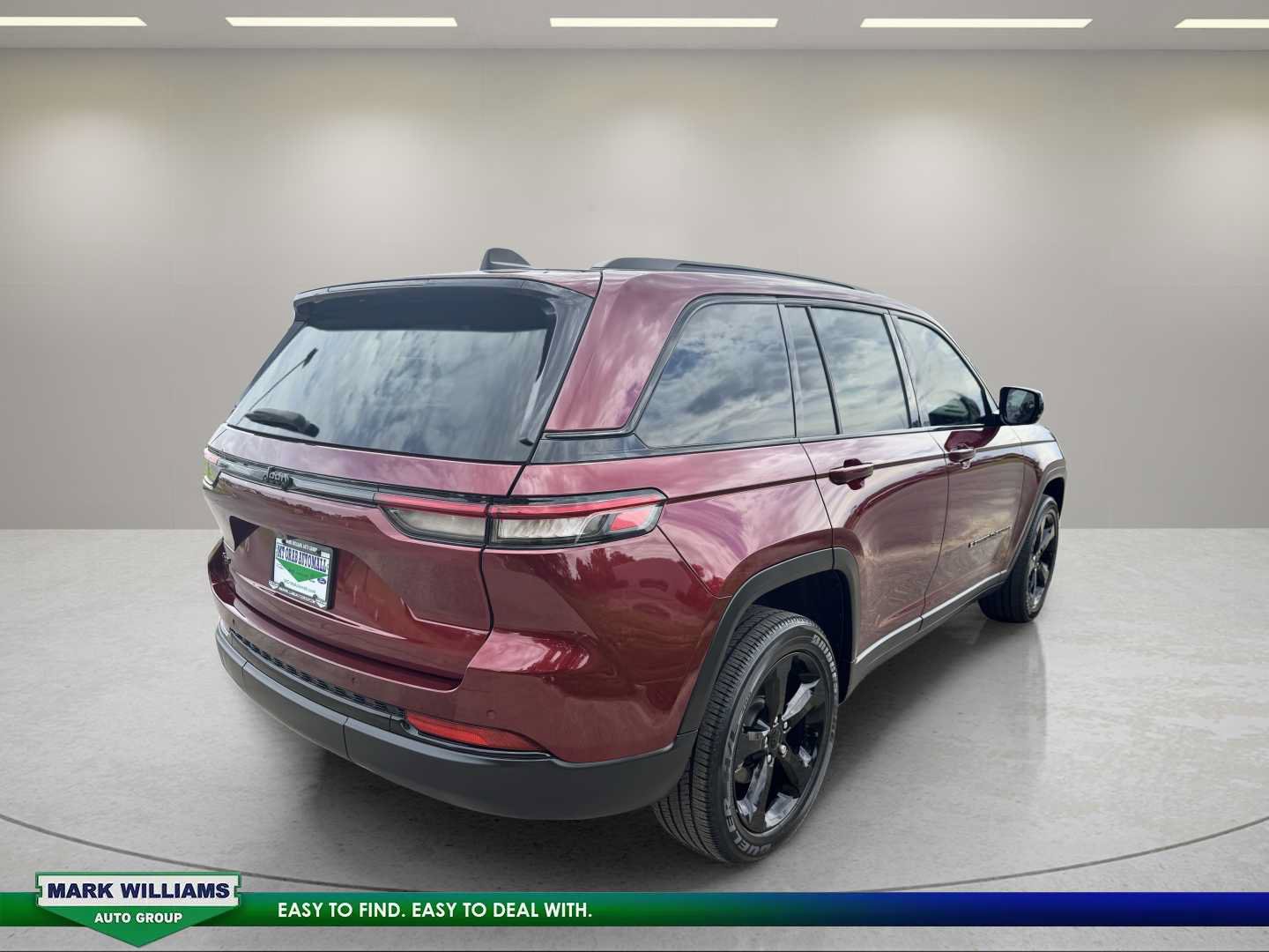 Used 2023 Jeep Grand Cherokee Altitude AWD/4WD image 3