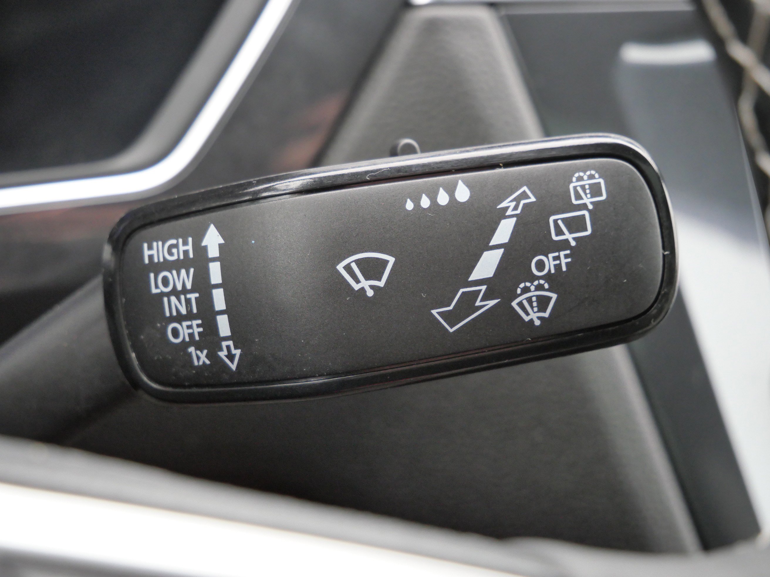 Certified 2023 Volkswagen Tiguan SE R-Line image 33