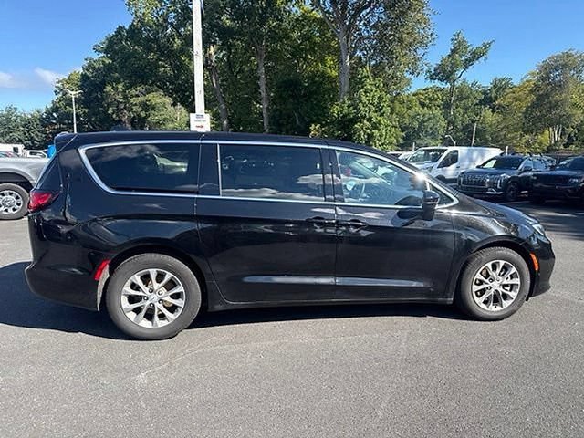 Used 2026 Chrysler Pacifica Limited FWD image 13