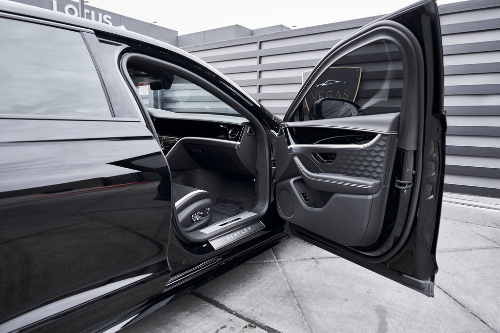 Used 2025 Bentley Flying Spur Plug-In Hybrid image 24