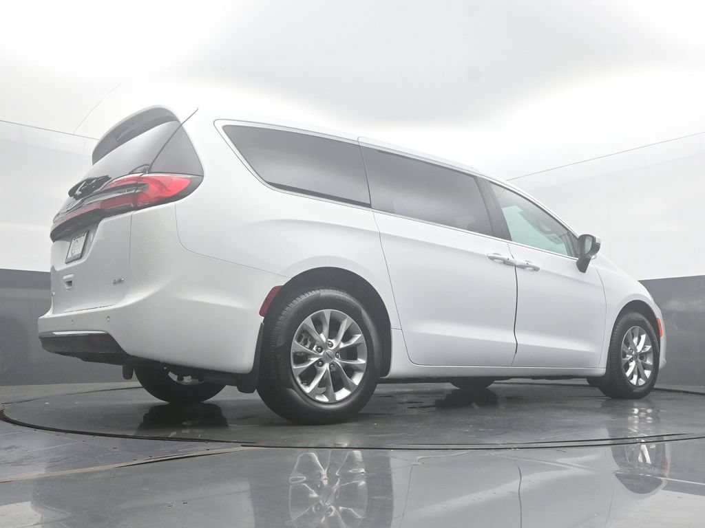 Used 2023 Chrysler Pacifica Touring-L AWD/4WD image 61