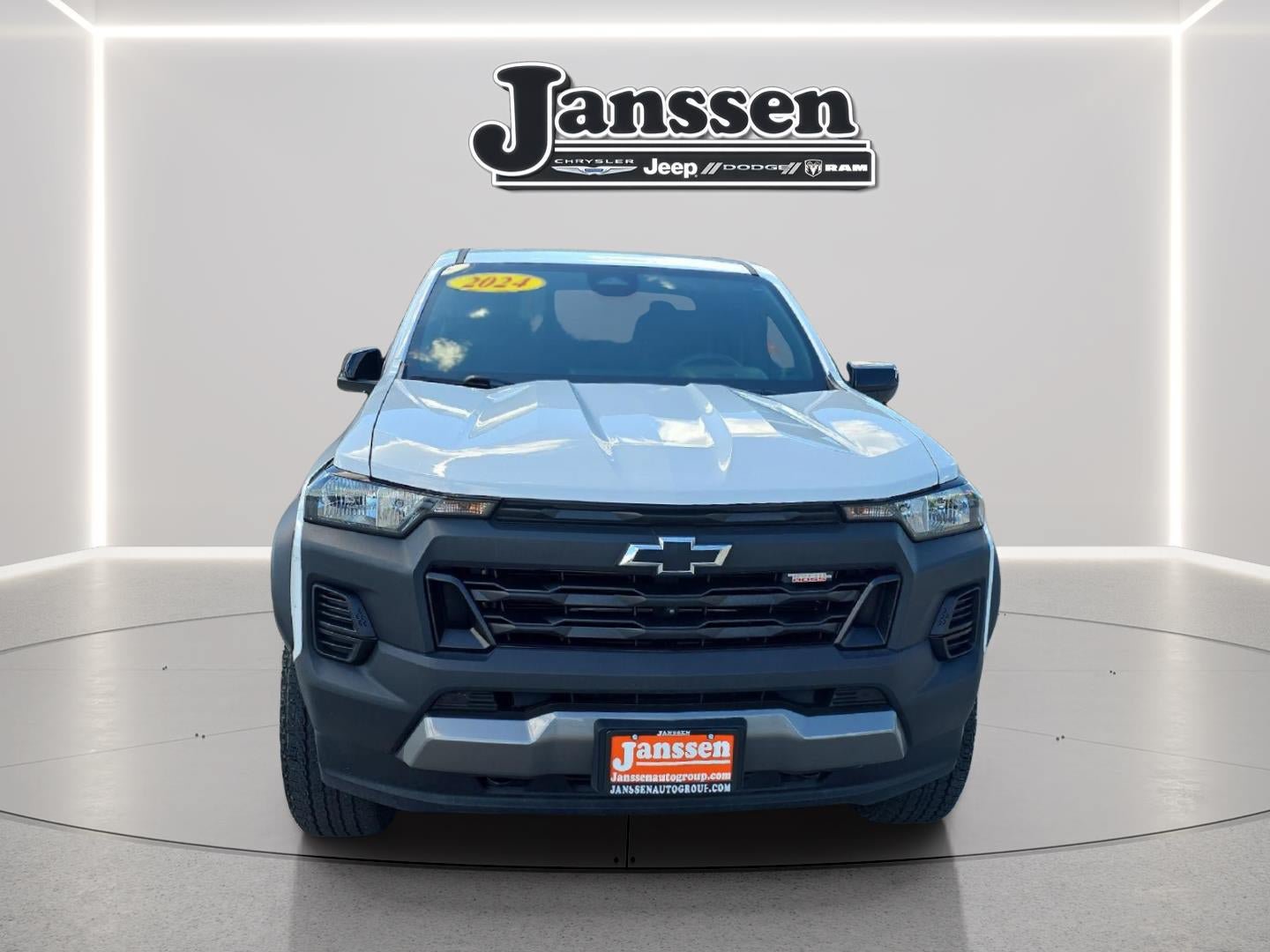 Used 2024 Chevrolet Colorado Trail Boss w/ Technology Package AWD/4WD image 8