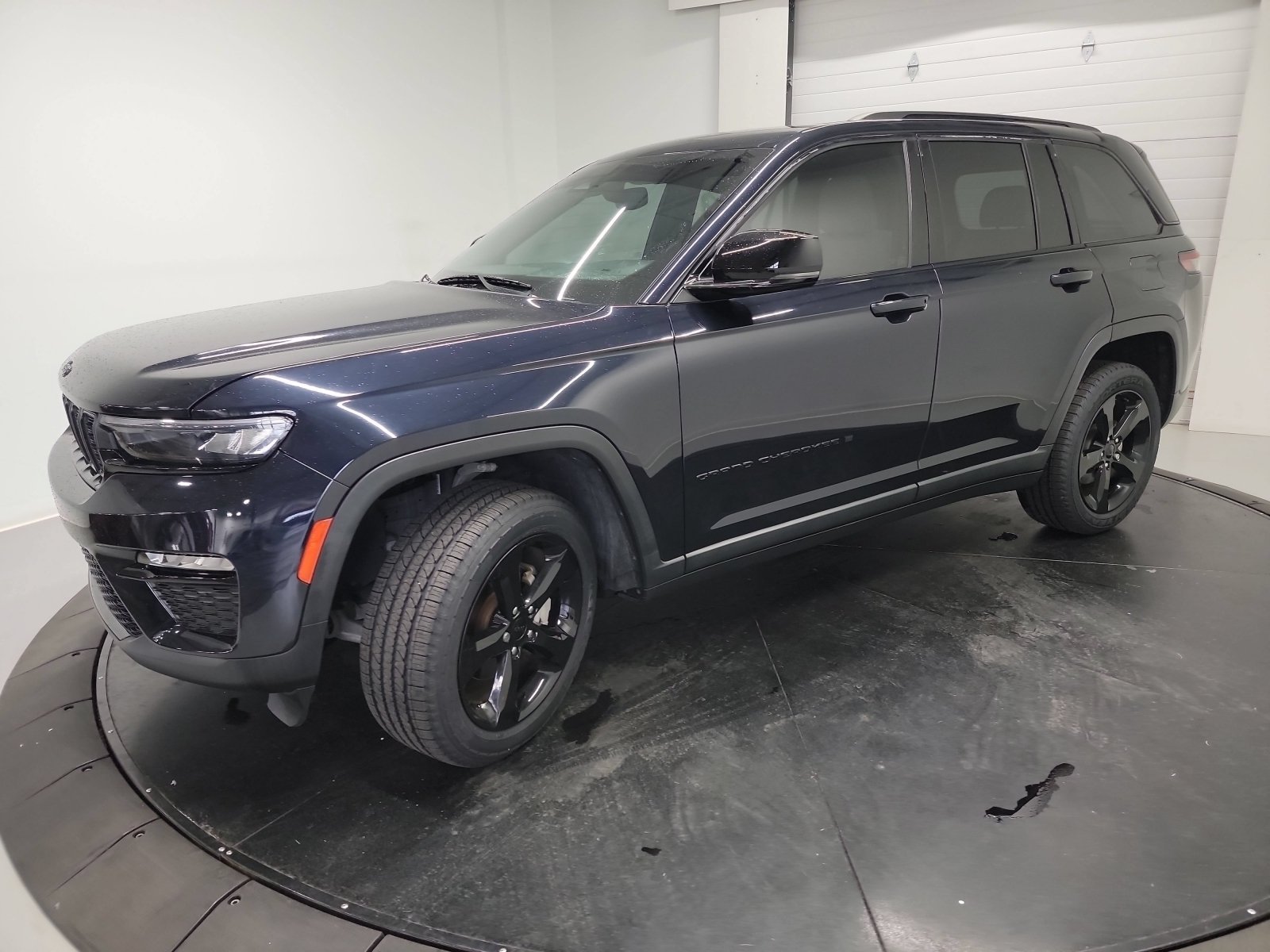 Used 2023 Jeep Grand Cherokee Limited w/ Black Appearance Package AWD/4WD image 3