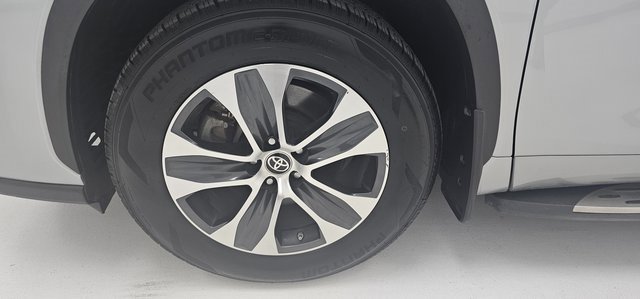 Used 2024 Toyota Highlander XLE image 8