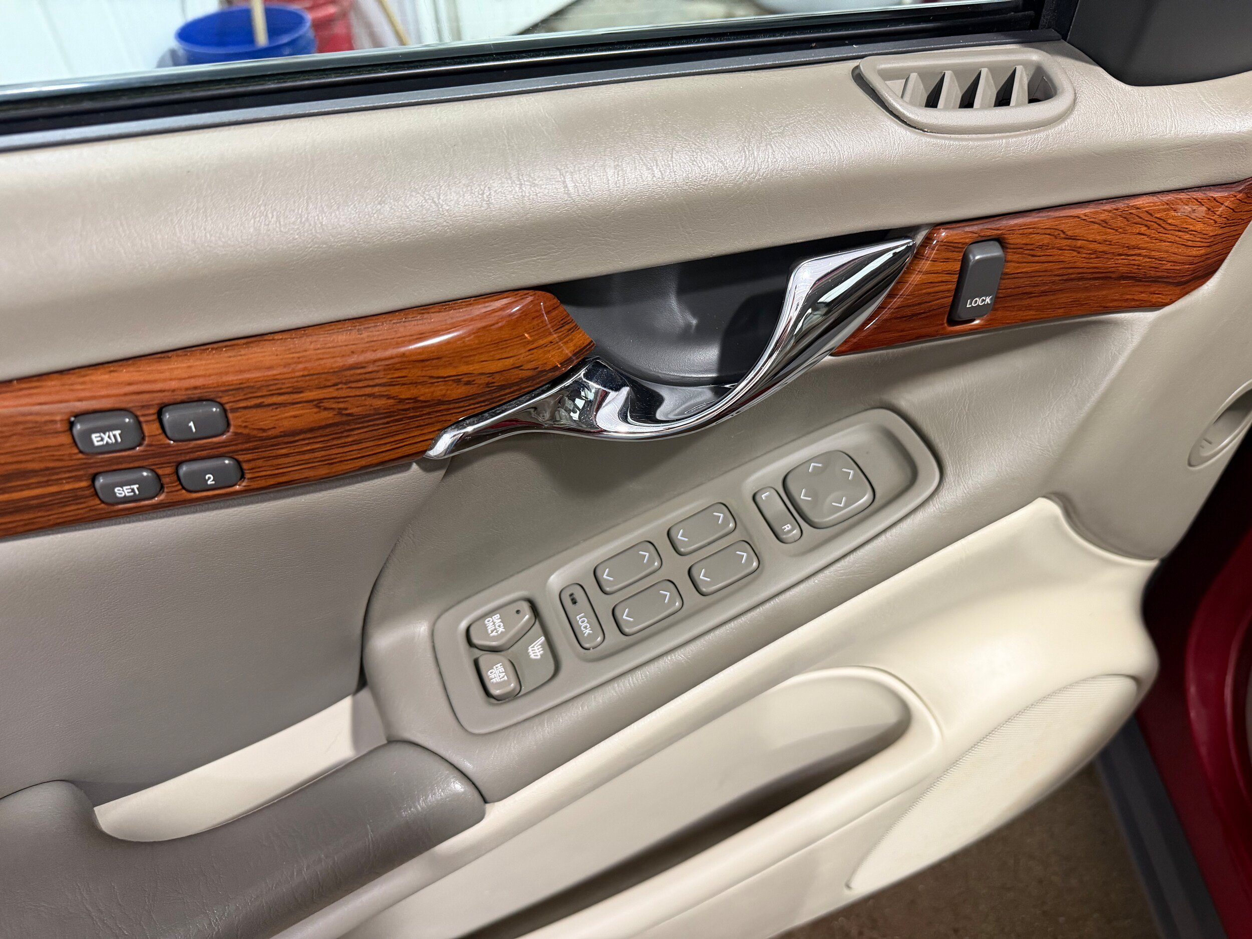 Used 2001 Cadillac De Ville w/ Comfort/Convenience Pkg FWD image 9