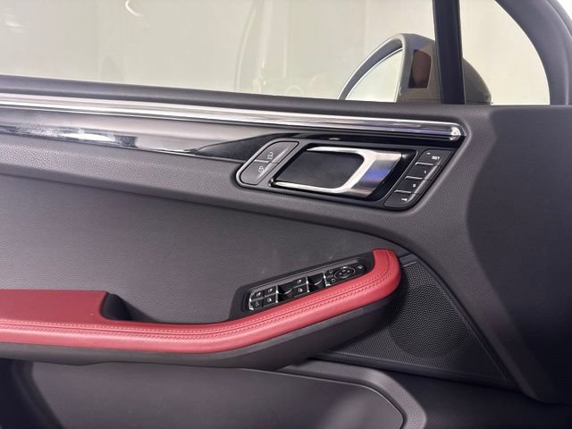 Used 2025 Porsche Macan S AWD/4WD image 30