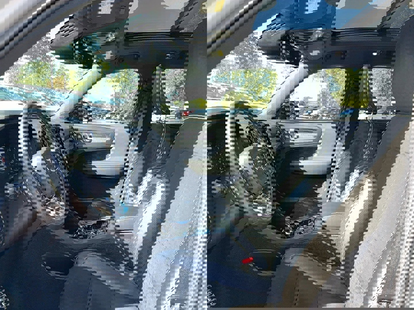 Used 2021 Volvo XC40 T5 R-Design w/ Protection Package Premier image 11