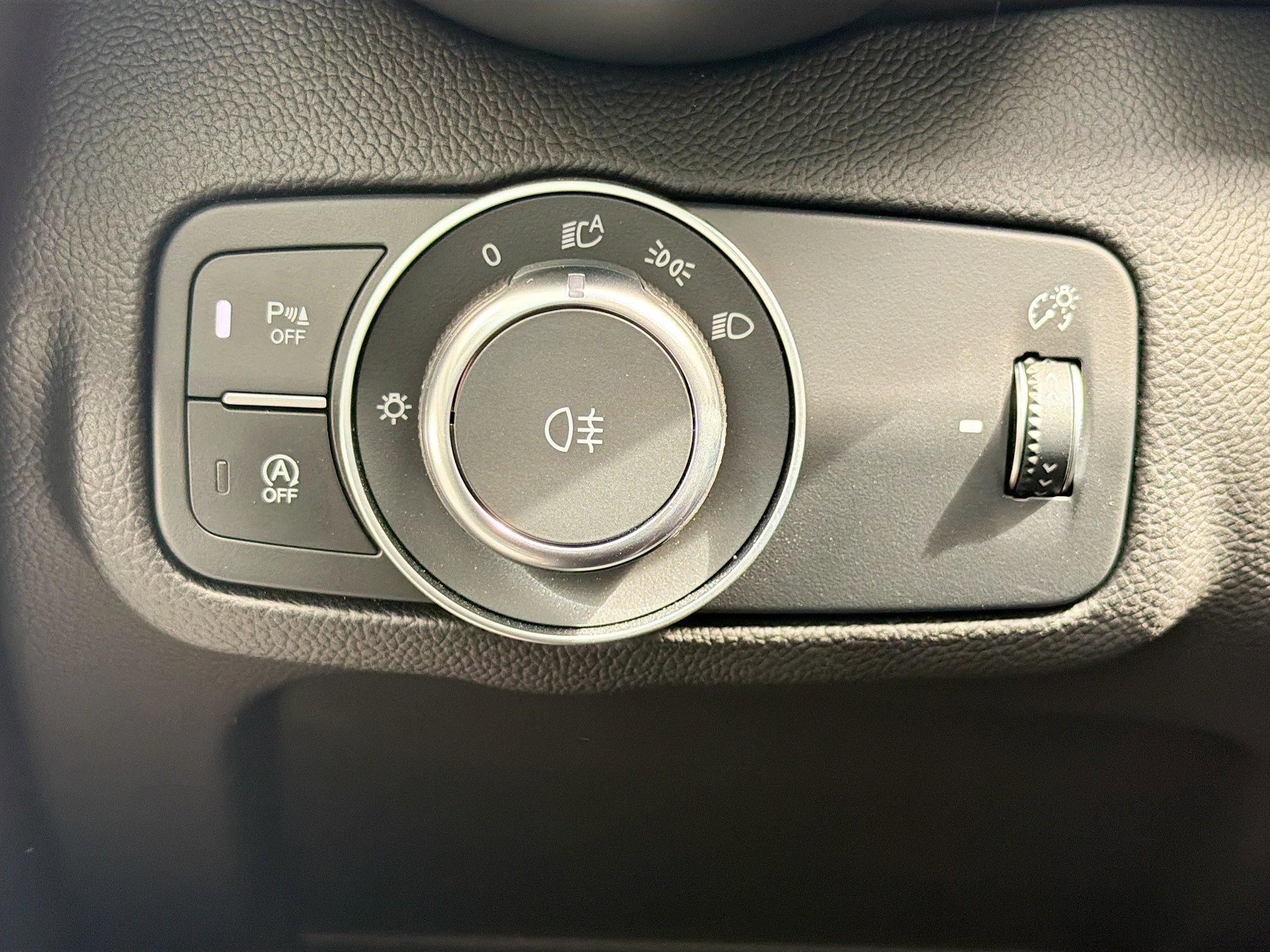 Used 2025 Alfa Romeo Giulia AWD w/ Driving Assist Package image 35