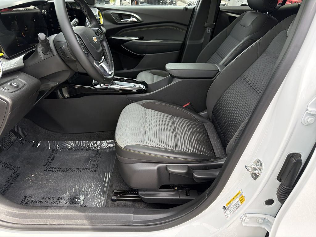 Used 2024 Chevrolet Trax LT w/ LT Convenience Package FWD image 16