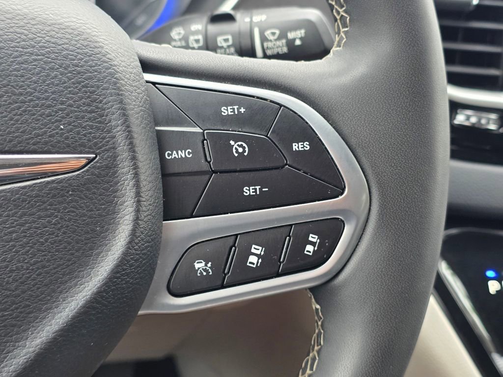 Certified 2023 Chrysler Pacifica Touring-L FWD image 35
