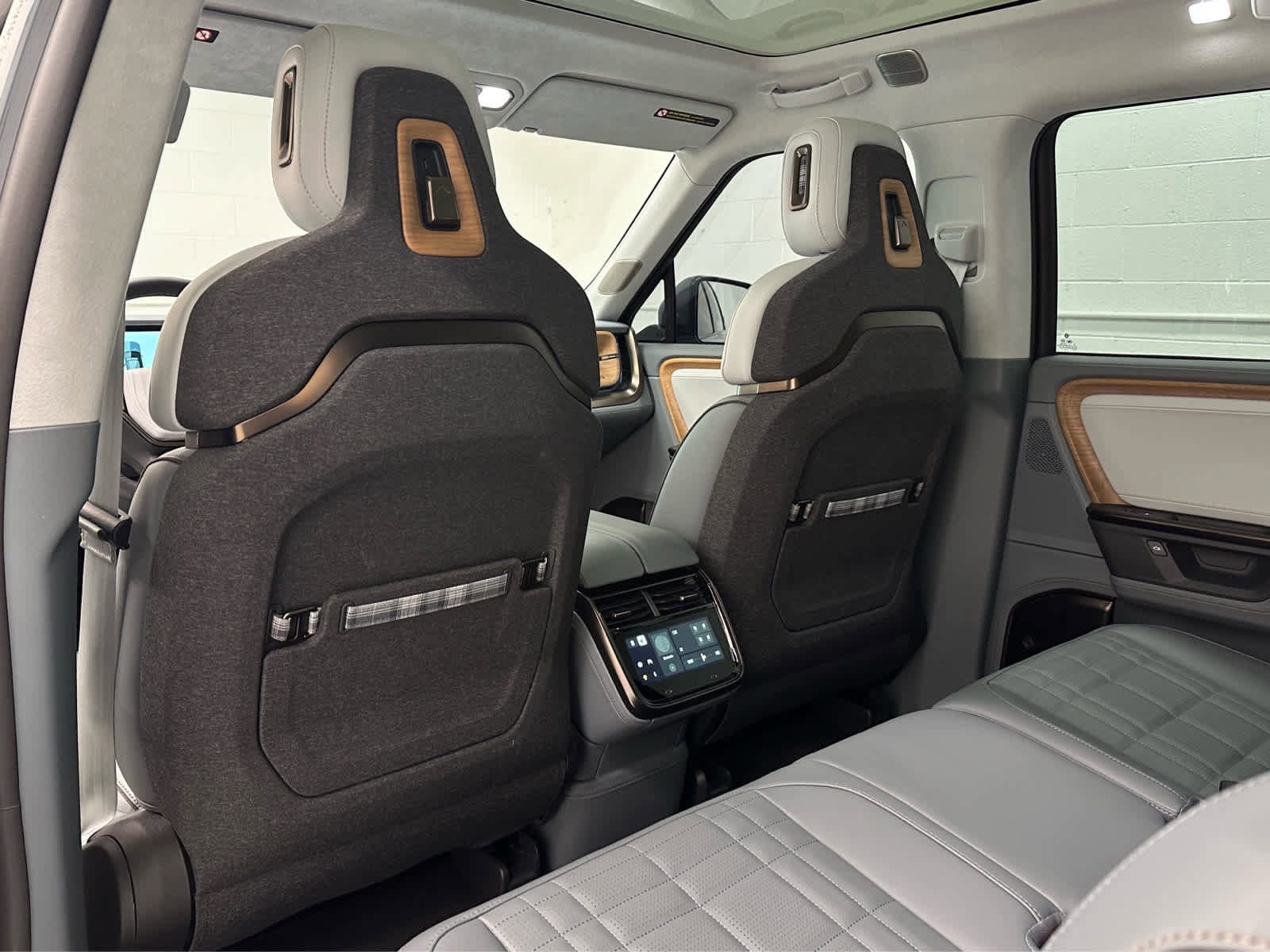 Used 2026 Rivian R1S Premium image 14