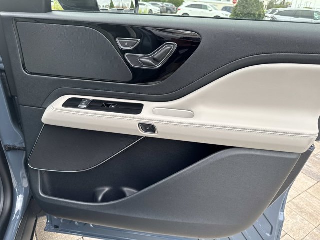 New 2026 Lincoln Aviator 2WD w/ Jet Appearance Package image 17