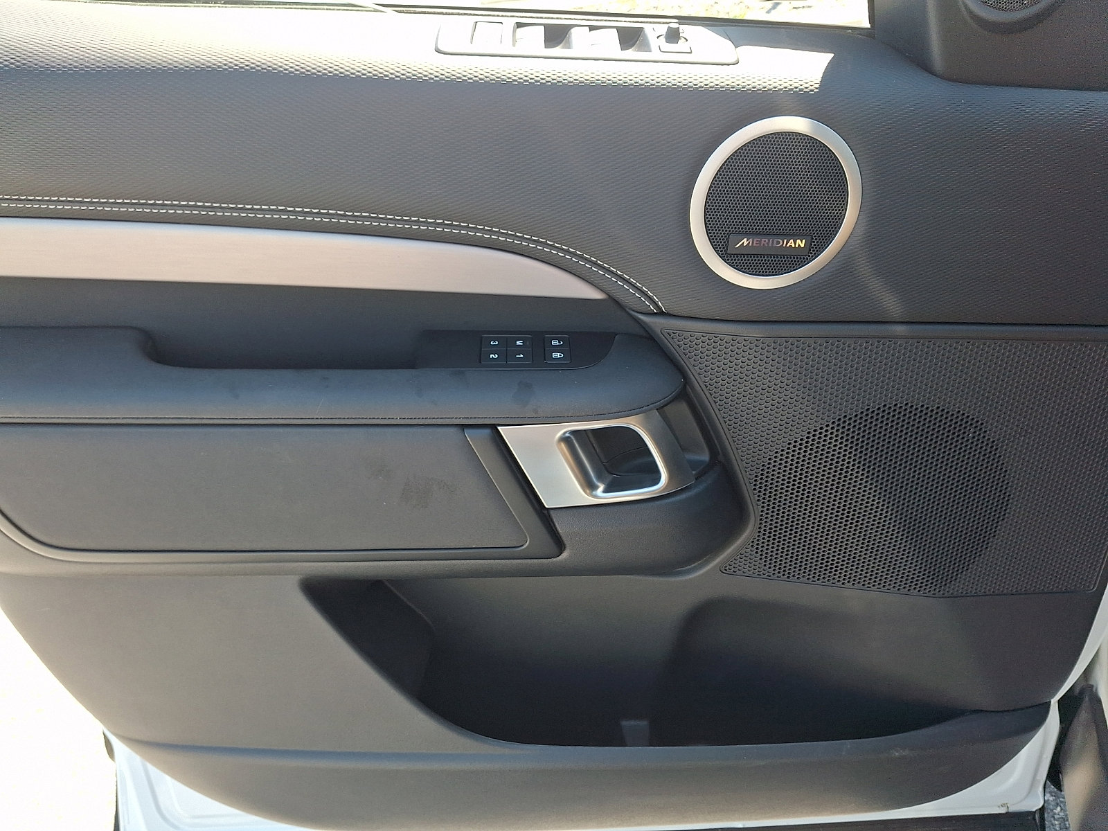 Used 2024 Land Rover Discovery Dynamic SE image 13