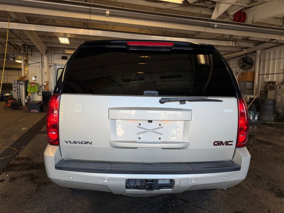 Used 2013 GMC Yukon SLT w/ SLT-2 Equipment Package AWD/4WD image 18