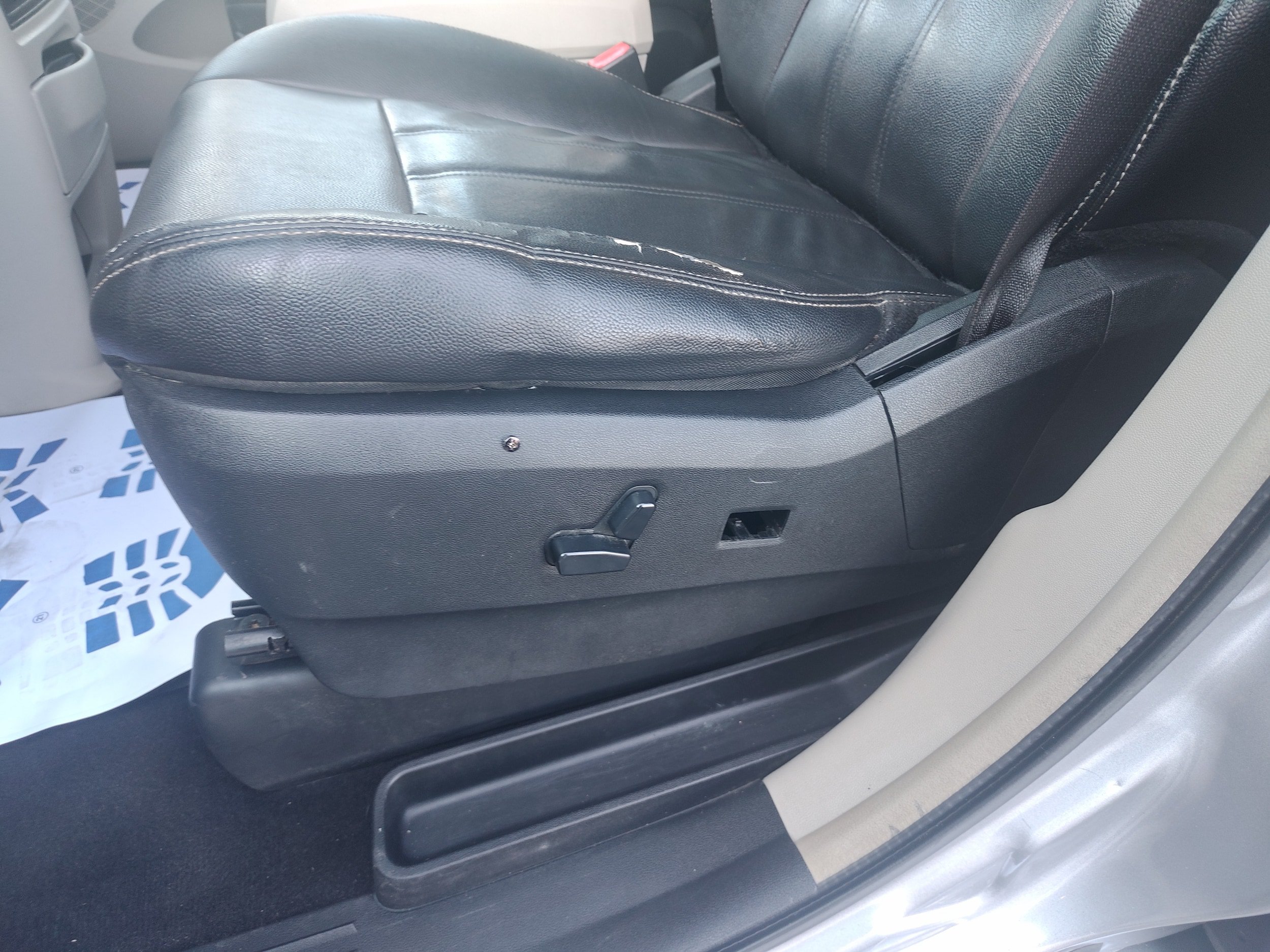 Used 2014 Chrysler Town & Country Touring FWD image 14