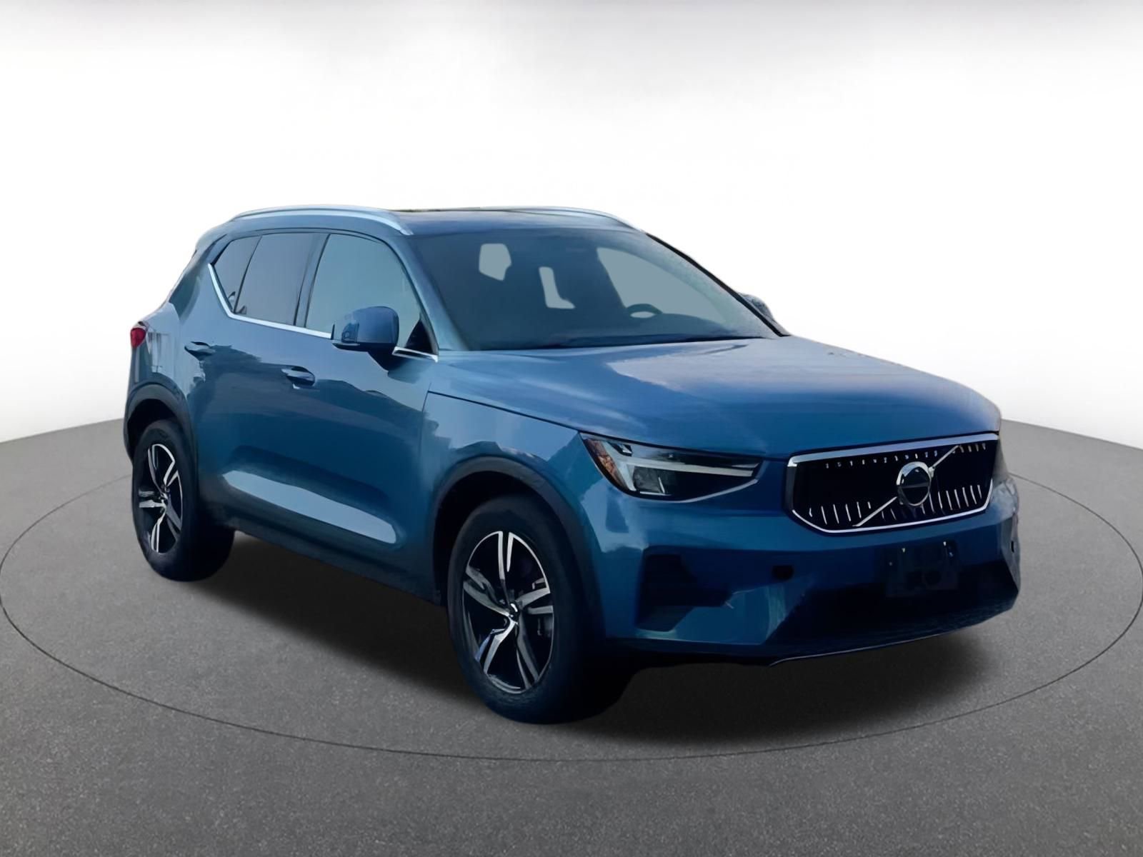 Used 2024 Volvo XC40 B5 Core image 3