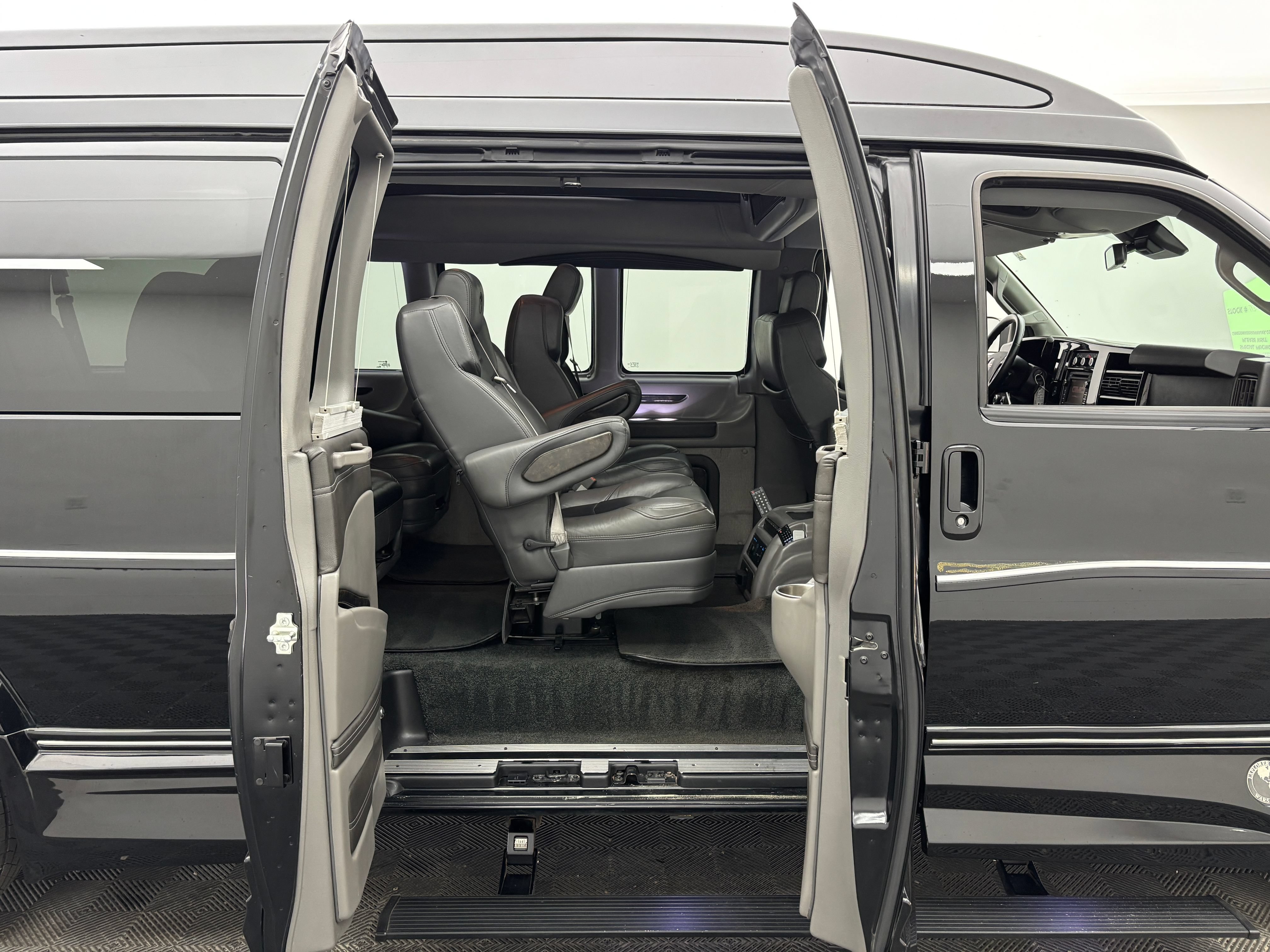 Used 2020 GMC Savana 2500 Extended w/ Enhanced Convenience Package RWD image 7