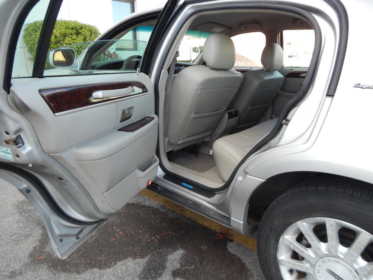 Used 2007 Lincoln Town Car Signature image 28