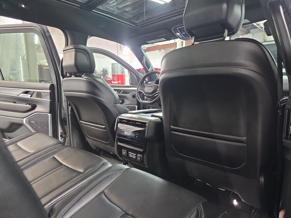 Used 2024 Jeep Wagoneer Series II AWD/4WD image 11