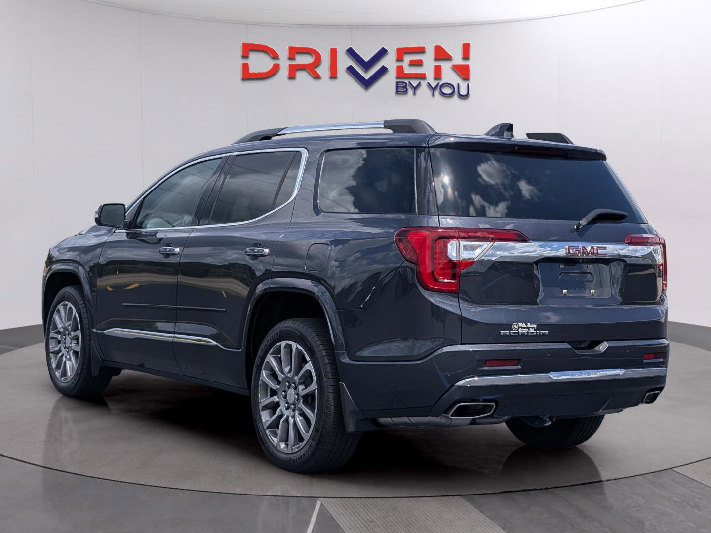 Used 2023 GMC Acadia Denali w/ Denali Ultimate Package FWD image 3