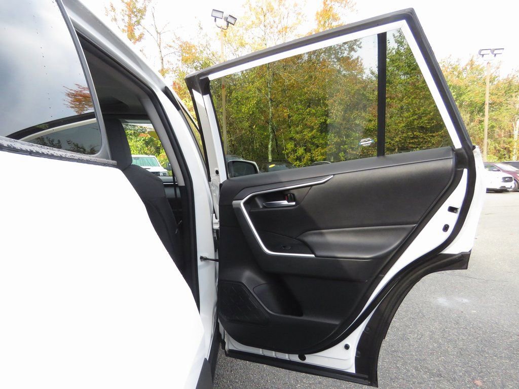 Used 2021 Toyota RAV4 XLE w/ Convenience Package image 16