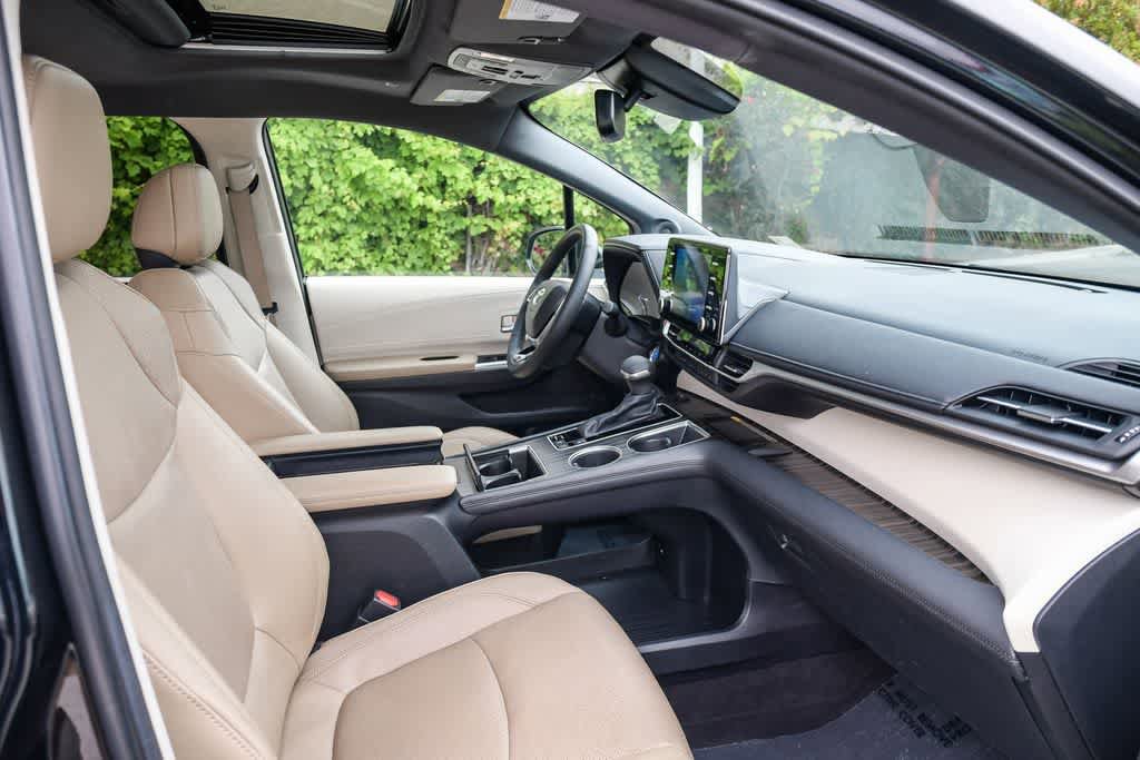 Used 2023 Toyota Sienna Limited FWD image 16