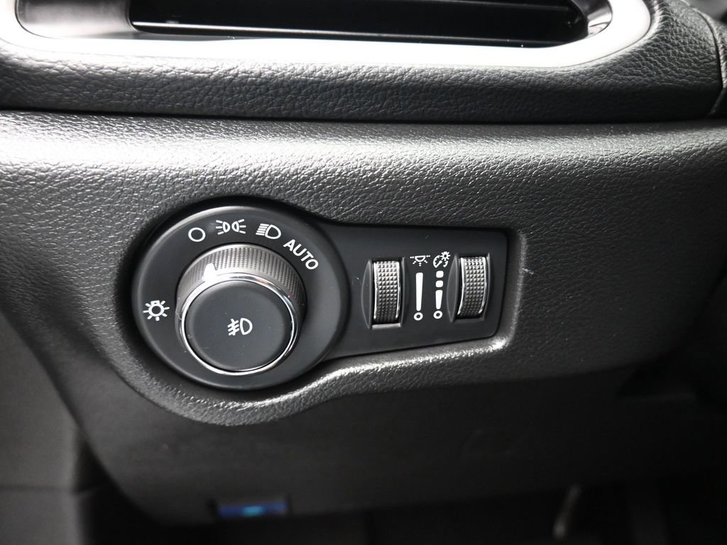 Used 2024 Chrysler Pacifica Touring image 32