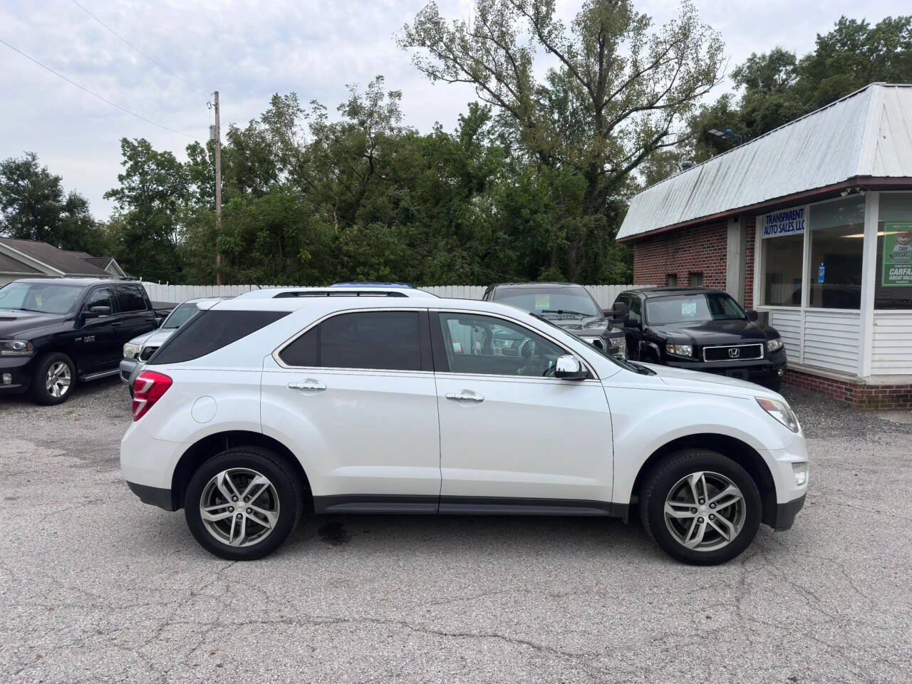 Used 2016 Chevrolet Equinox LTZ w/ Enhanced Convenience Package FWD image 4